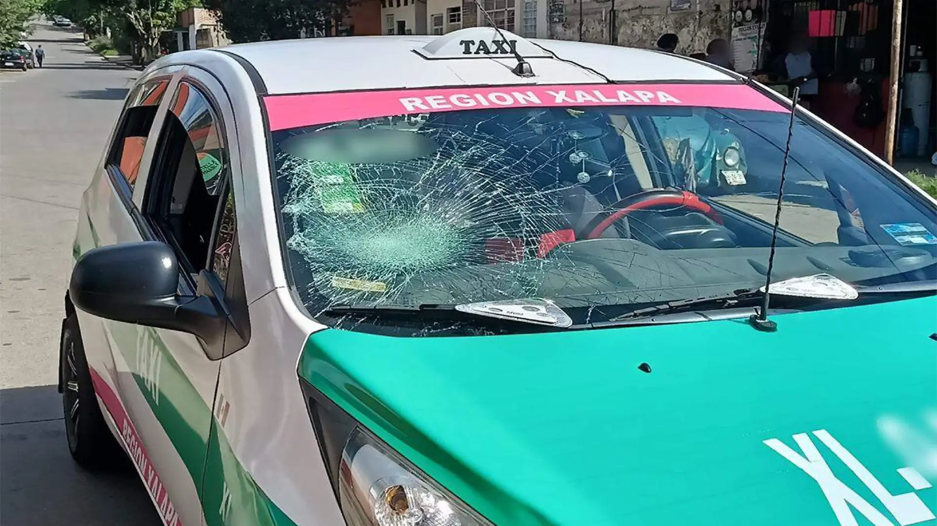 Taxista arrolla a hombre en Xalapa